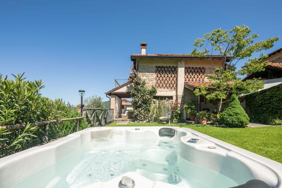 Property building, Facade/entrance, Garden, Hot Tub, Garden view