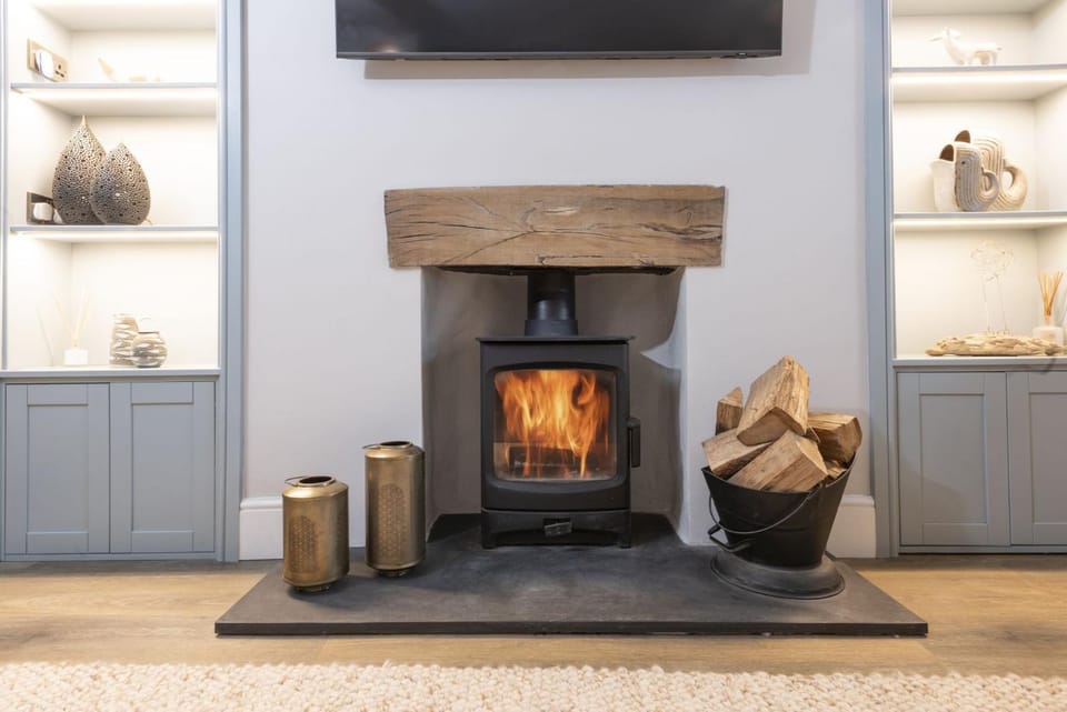 Living room, fireplace, pet friendly