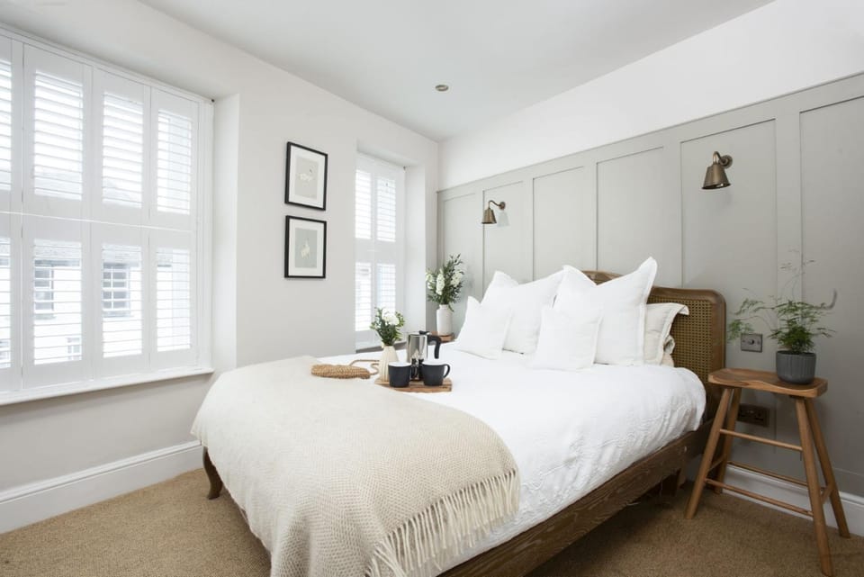 Bed, Bedroom, towels, wardrobe