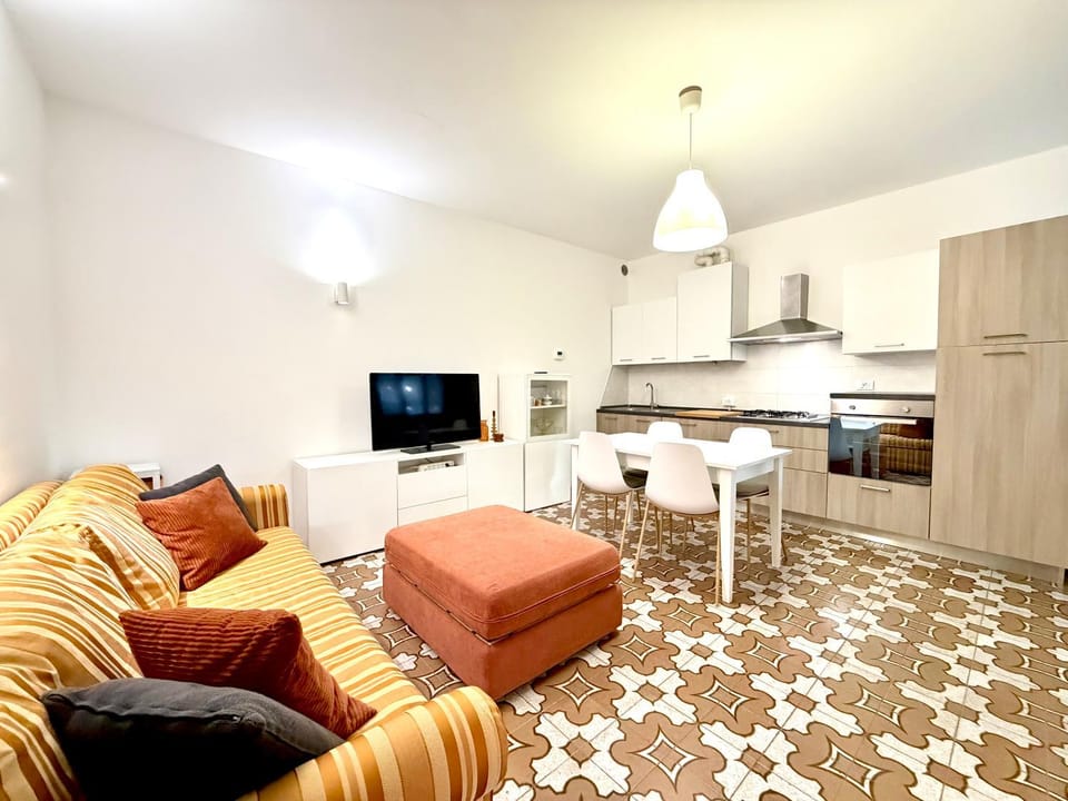 Kitchen or kitchenette, Living room, Seating area, kitchen