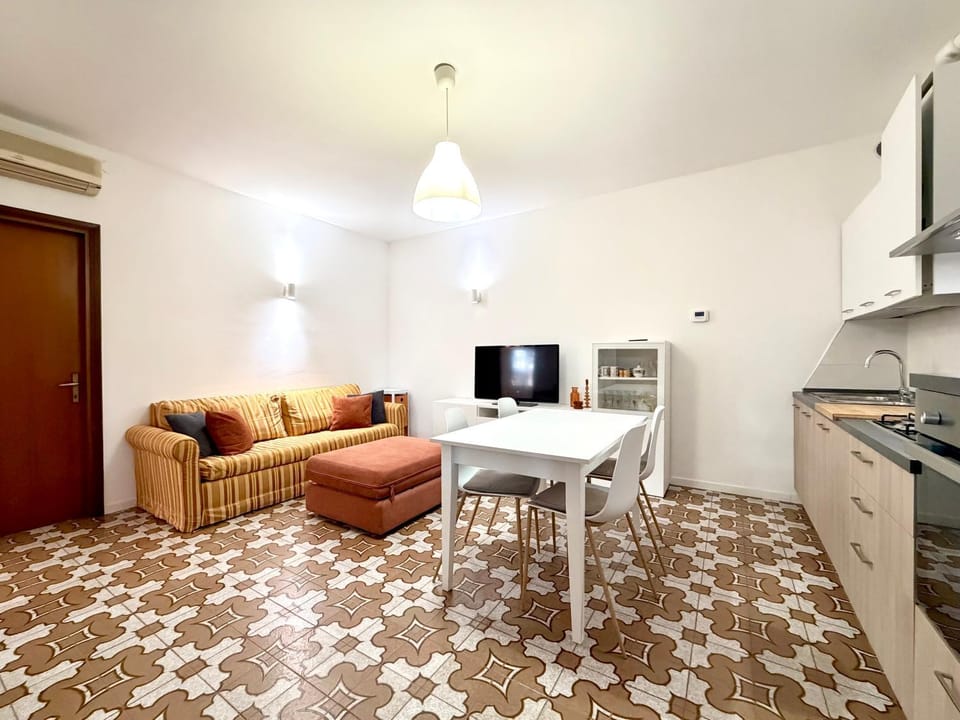 TV and multimedia, Kitchen or kitchenette, Living room, Seating area, Dining area, oven, stove