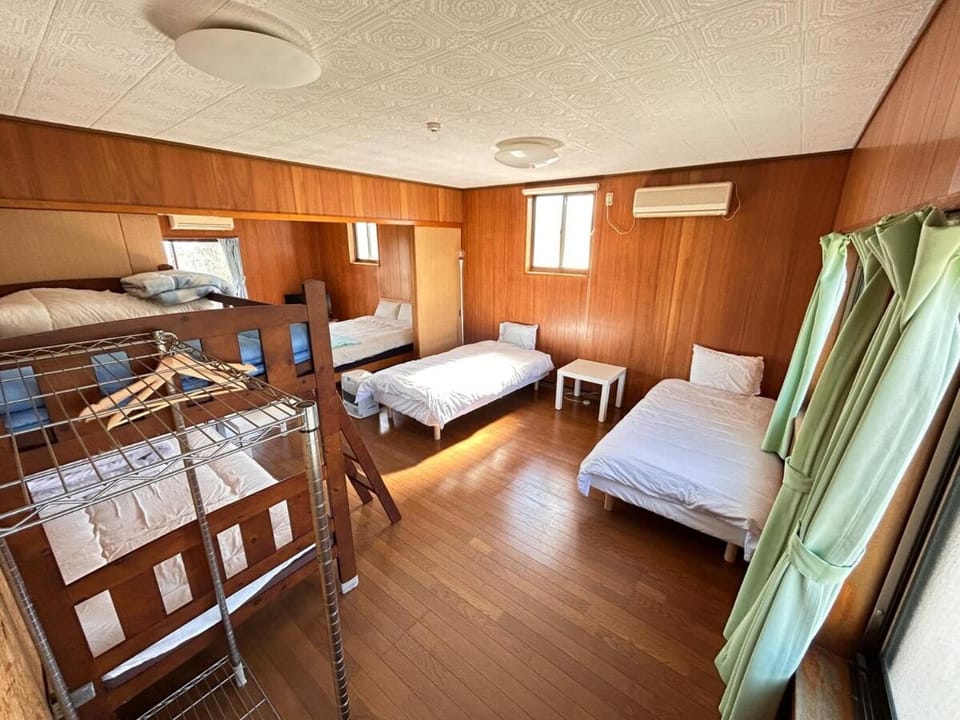 VOYAGE Beautiful sunrise ocean view BEDROOM whole house, 2 rooms on 2nd floor, tatami room on 1st floor, &private garage House in Japan