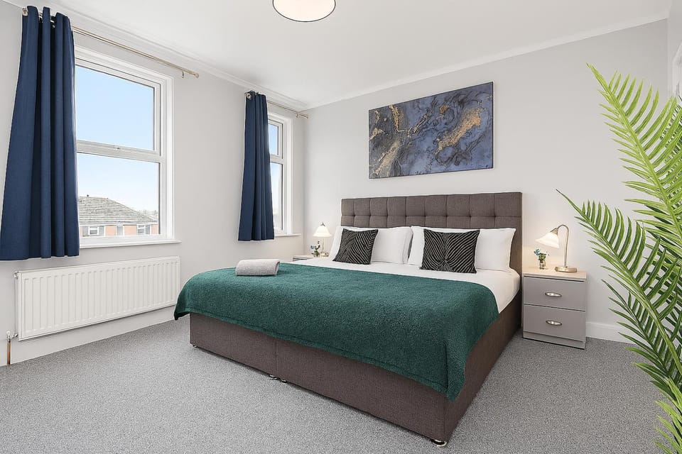 Spacious 5 Bedroom House with Garden and Street Parking House in Nottingham