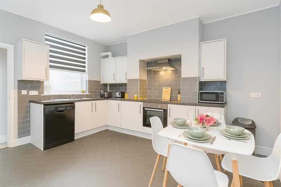 Spacious 5 Bedroom House with Garden and Street Parking House in Nottingham