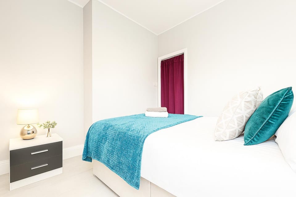 Spacious 5 Bedroom House with Garden and Street Parking House in Nottingham