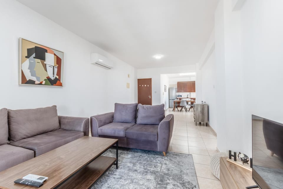 Communal lounge/ TV room, TV and multimedia, Living room, Seating area, Evening entertainment, air conditioner