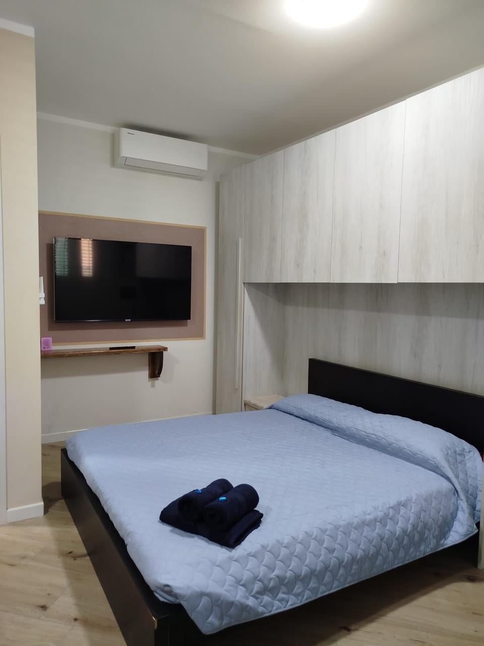 Bed, TV and multimedia, towels, air conditioner