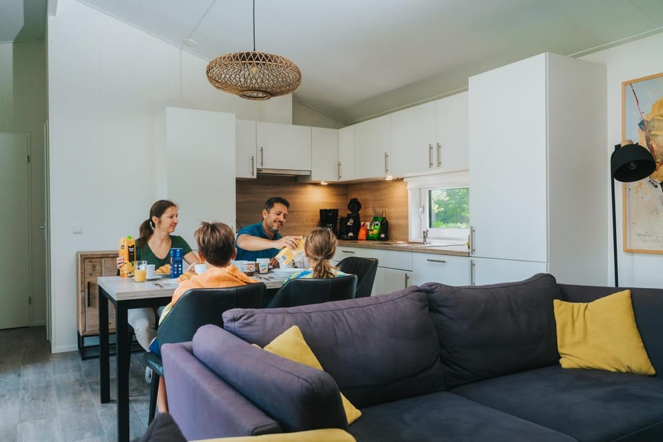 Kitchen or kitchenette, Living room, Food and drinks, Seating area, Dining area, group of guests, kitchen