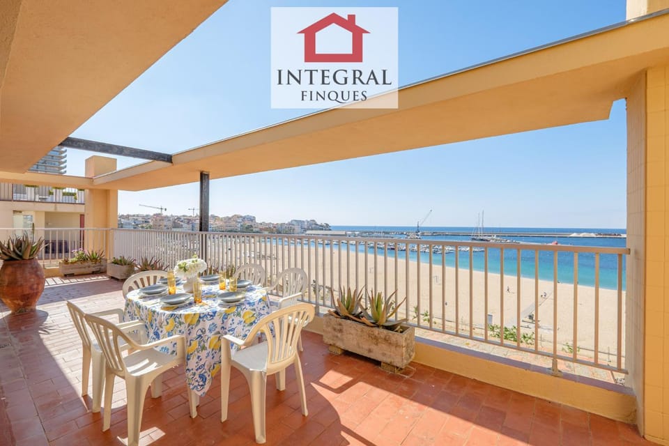 Property building, Off site, Balcony/Terrace, Beach, Sea view, furniture