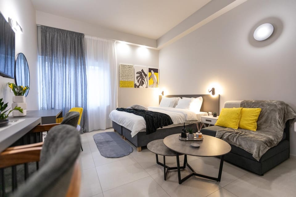 Bed, TV and multimedia, Living room, Photo of the whole room, Seating area, Bedroom