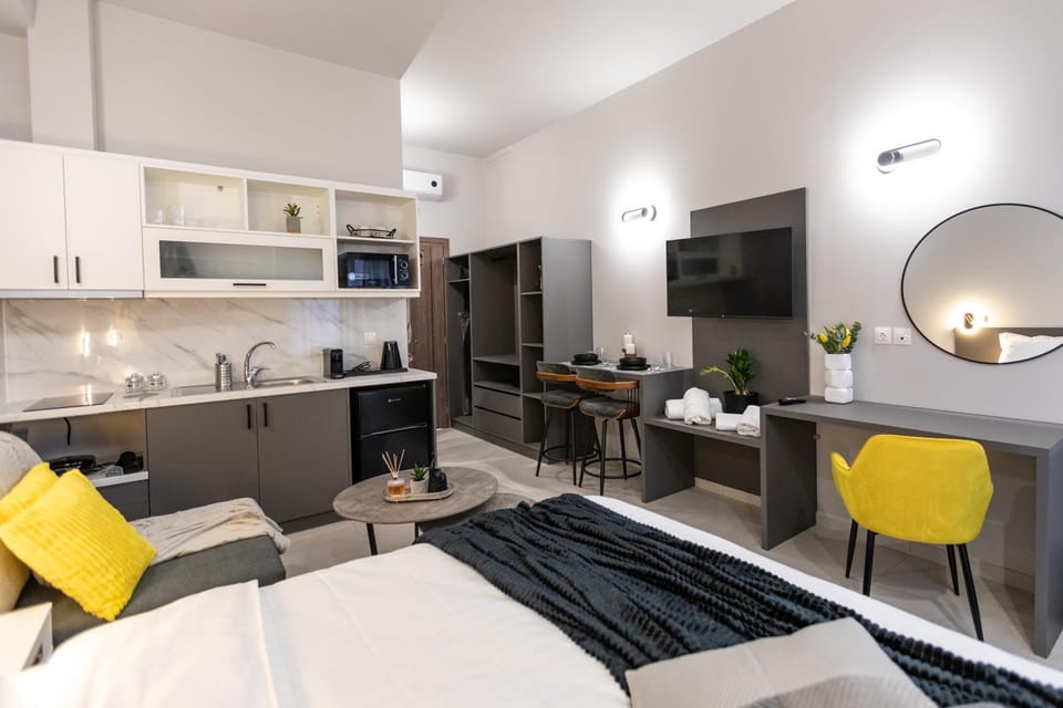 Bed, TV and multimedia, Kitchen or kitchenette, Living room, Seating area, Dining area, Bedroom, oven, stove