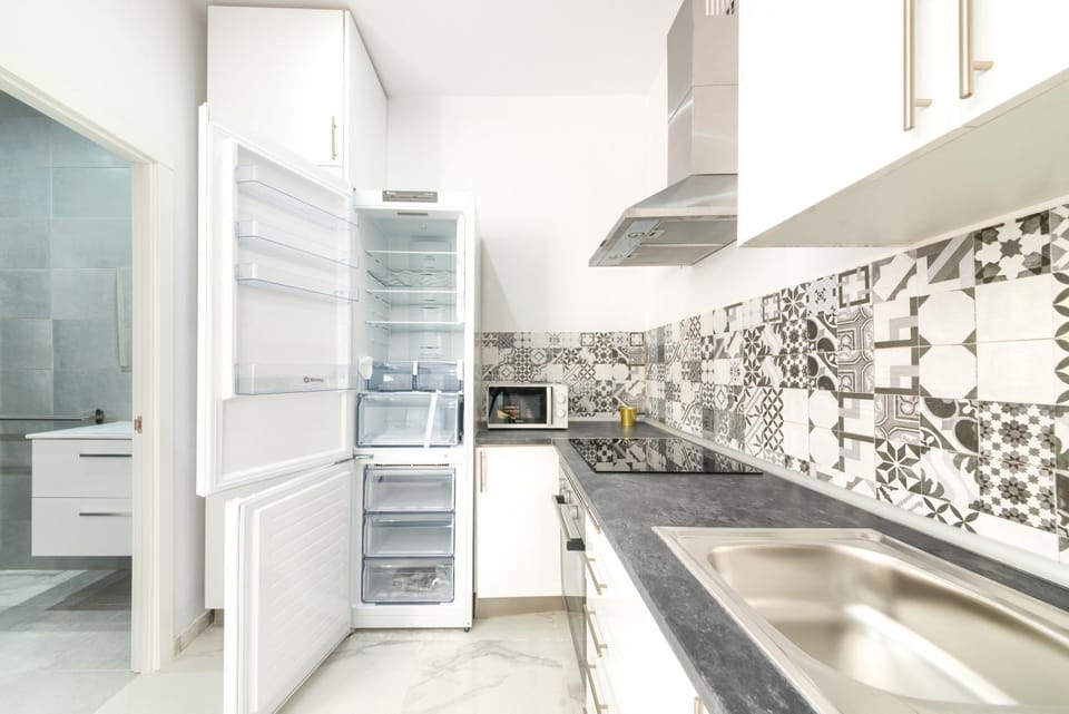 Kitchen or kitchenette, dishwasher, minibar, oven, stove