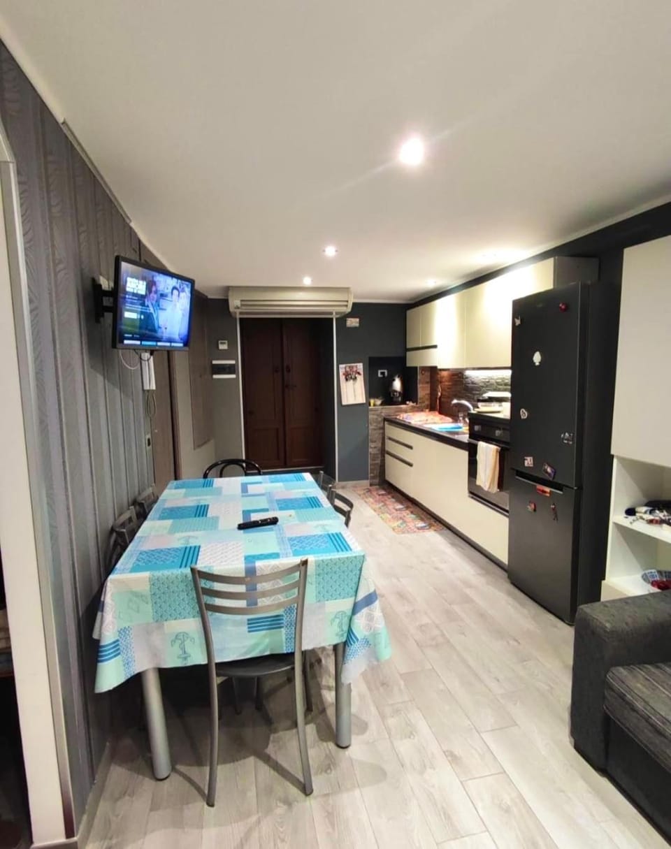TV and multimedia, Kitchen or kitchenette, Dining area, stove