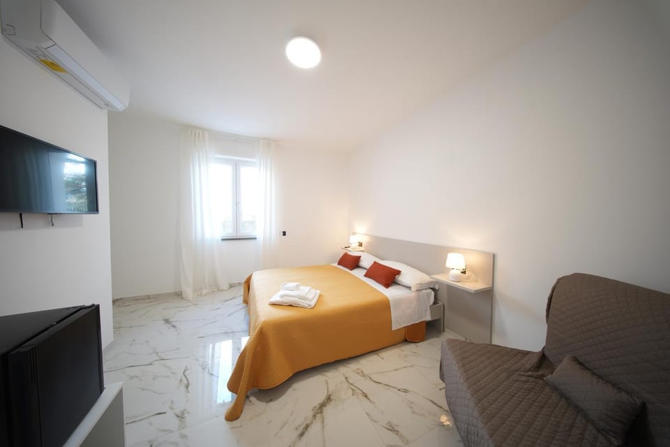 Bed, TV and multimedia, Photo of the whole room, Bedroom, towels