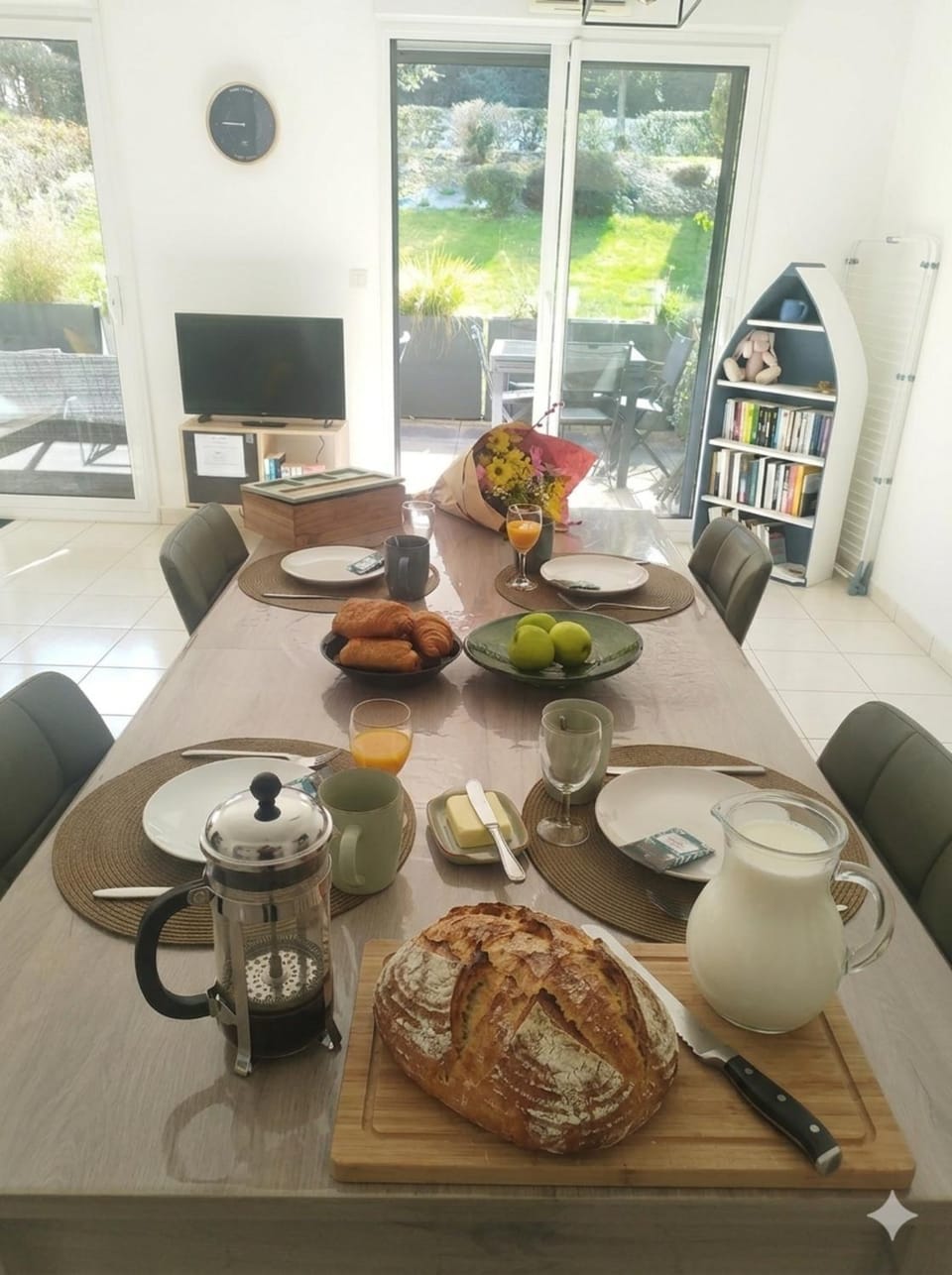 Living room, Food, Breakfast