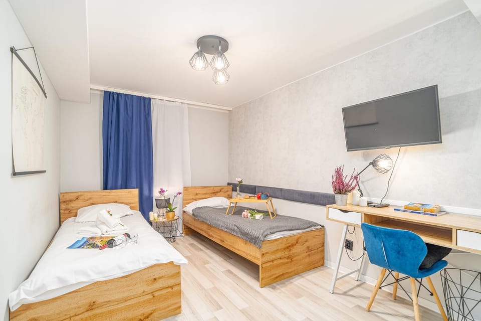 Communal lounge/ TV room, Bed, TV and multimedia, Living room, Photo of the whole room, Seating area, Evening entertainment, Bedroom, towels