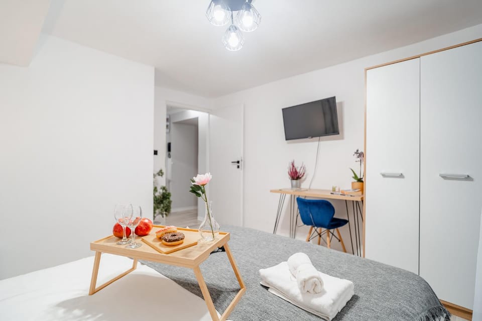 TV and multimedia, Kitchen or kitchenette, Living room, Seating area, Dining area