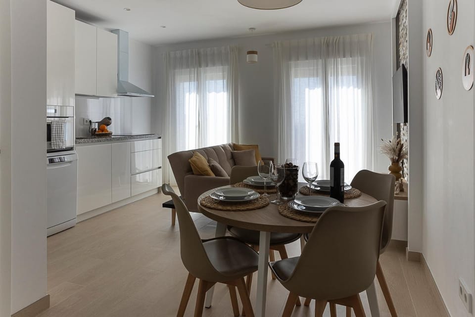 Coffee/tea facilities, Kitchen or kitchenette, Dining area, dishwasher, oven