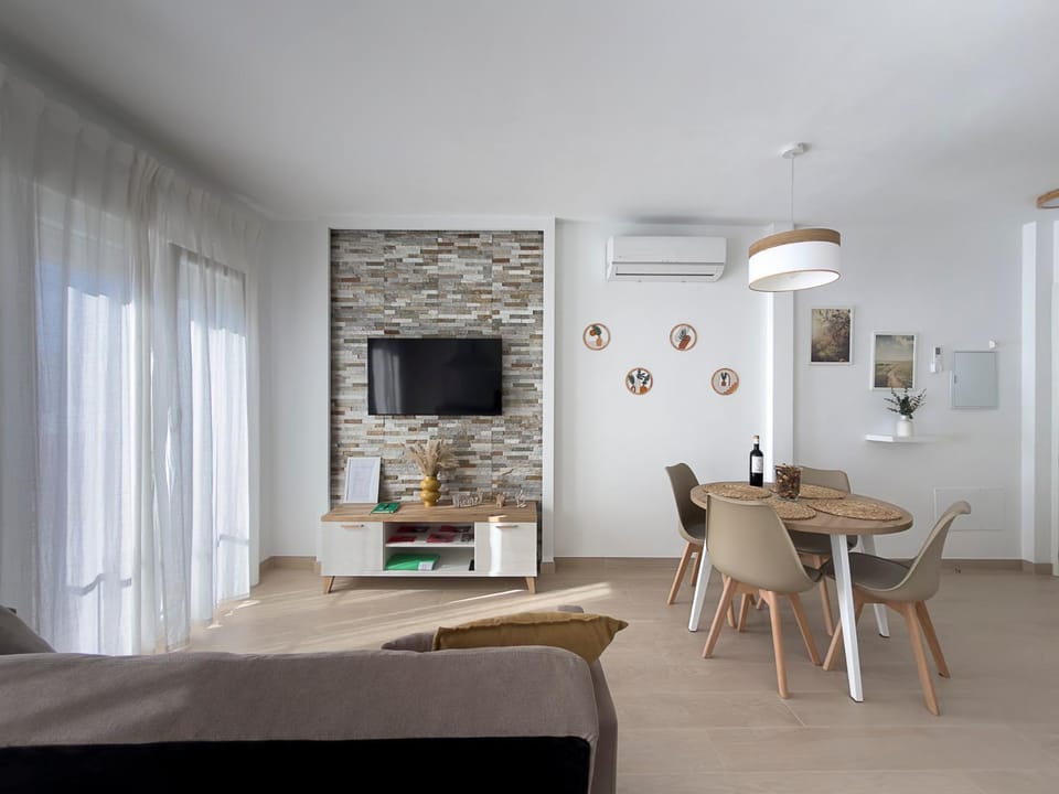 TV and multimedia, Living room, Lounge or bar, Dining area