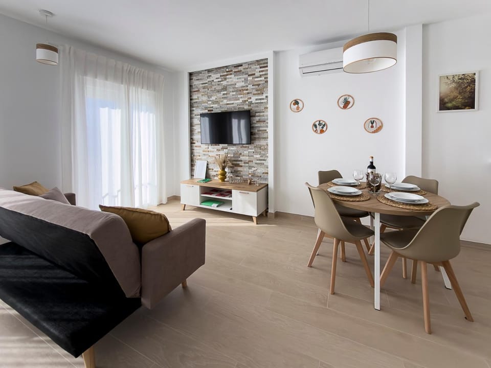 TV and multimedia, Living room, Seating area, Dining area, air conditioner