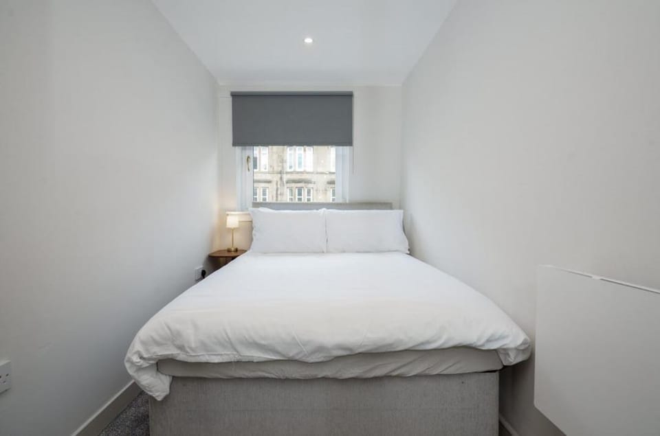 1BR Shawlands Walk To Queens Park with Parking Apartment in Glasgow