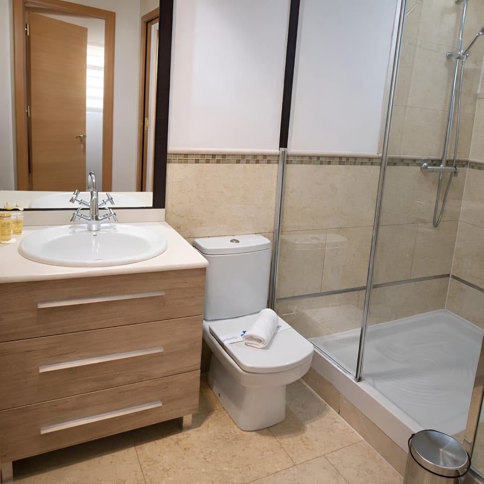 Shower, Toilet, Bathroom, towels