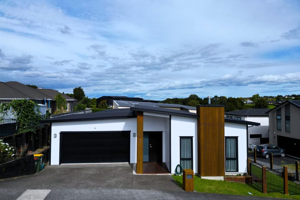 Flagstaff Luxe Haven with Four Bedrooms Retreat House in Hamilton