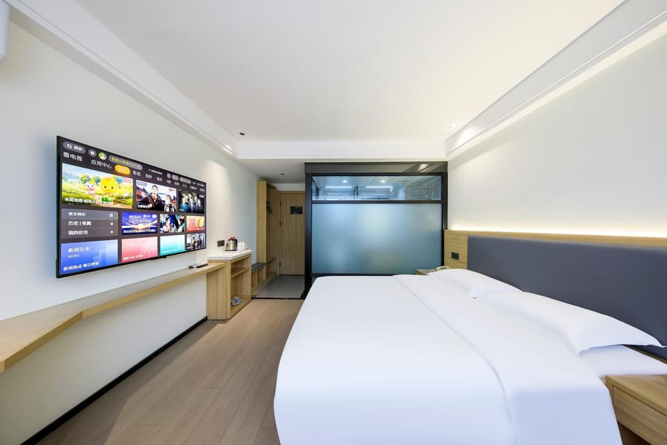 Bed, TV and multimedia, Bedroom