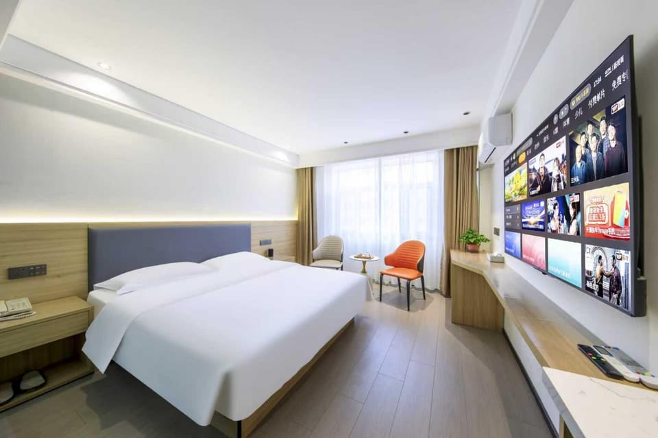 Bed, TV and multimedia, Photo of the whole room, Bedroom