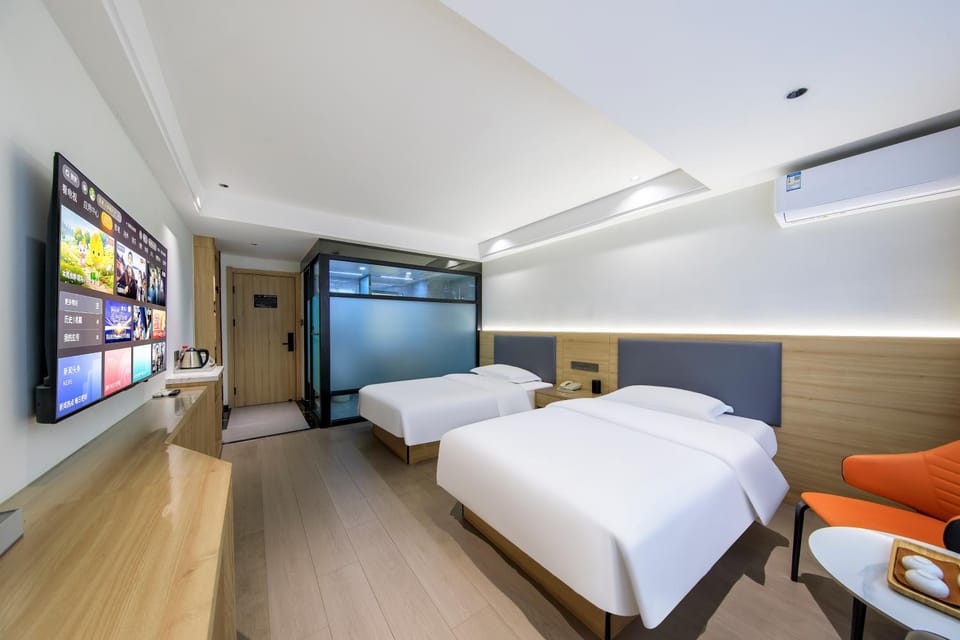 Bed, TV and multimedia, Photo of the whole room, Bedroom