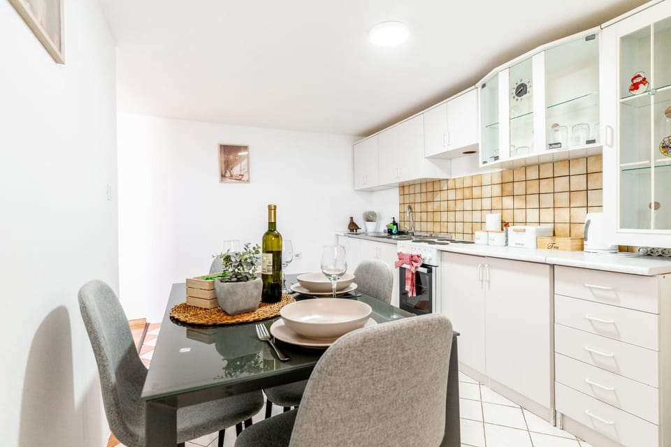 Coffee/tea facilities, Kitchen or kitchenette, Food and drinks, Dining area, Drinks, stove, toaster