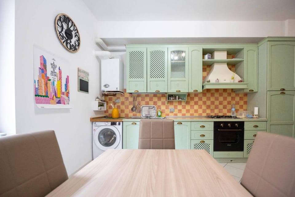 Kitchen or kitchenette, Seating area, washing machine