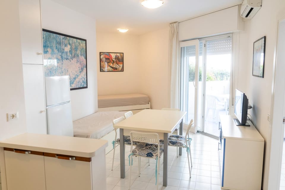 TV and multimedia, Kitchen or kitchenette, Living room, Seating area, Dining area