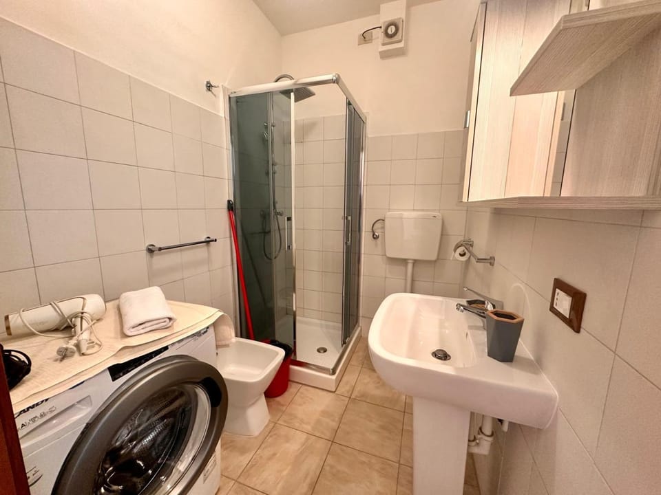 Shower, Toilet, Bathroom, Bath, bidet, towels, washing machine, dryer
