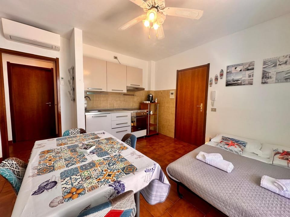 Bed, Kitchen or kitchenette, Photo of the whole room, Dining area, Bedroom, fireplace, minibar, stove, wardrobe