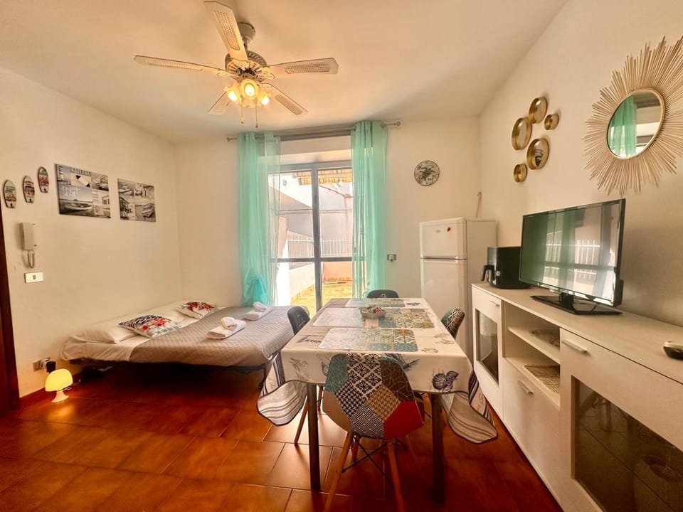 Communal lounge/ TV room, Bed, TV and multimedia, Kitchen or kitchenette, Living room, Photo of the whole room, Seating area, Dining area, Evening entertainment, Bedroom, fireplace, minibar, air conditioner