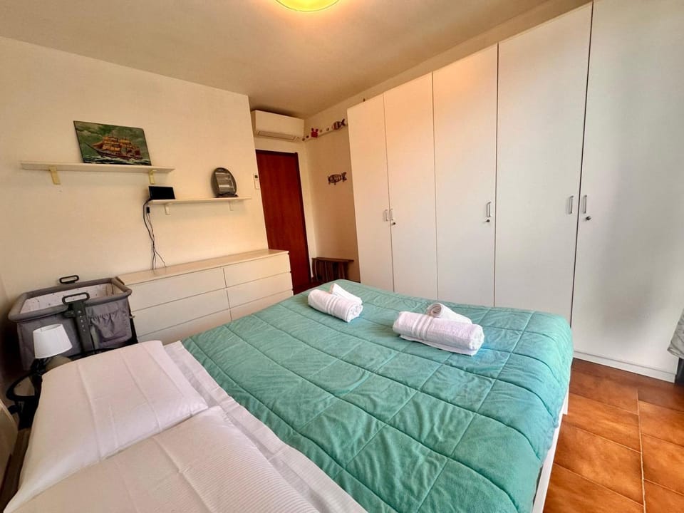 Bed, Kitchen or kitchenette, Photo of the whole room, Bedroom, towels, wardrobe, air conditioner