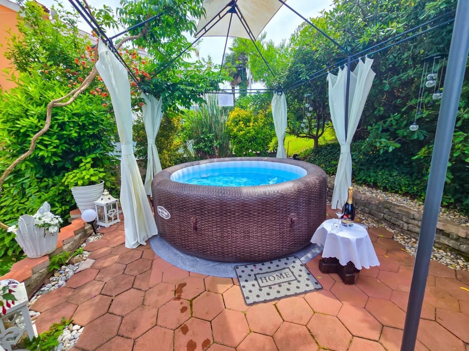Garden, Hot Tub, Swimming pool