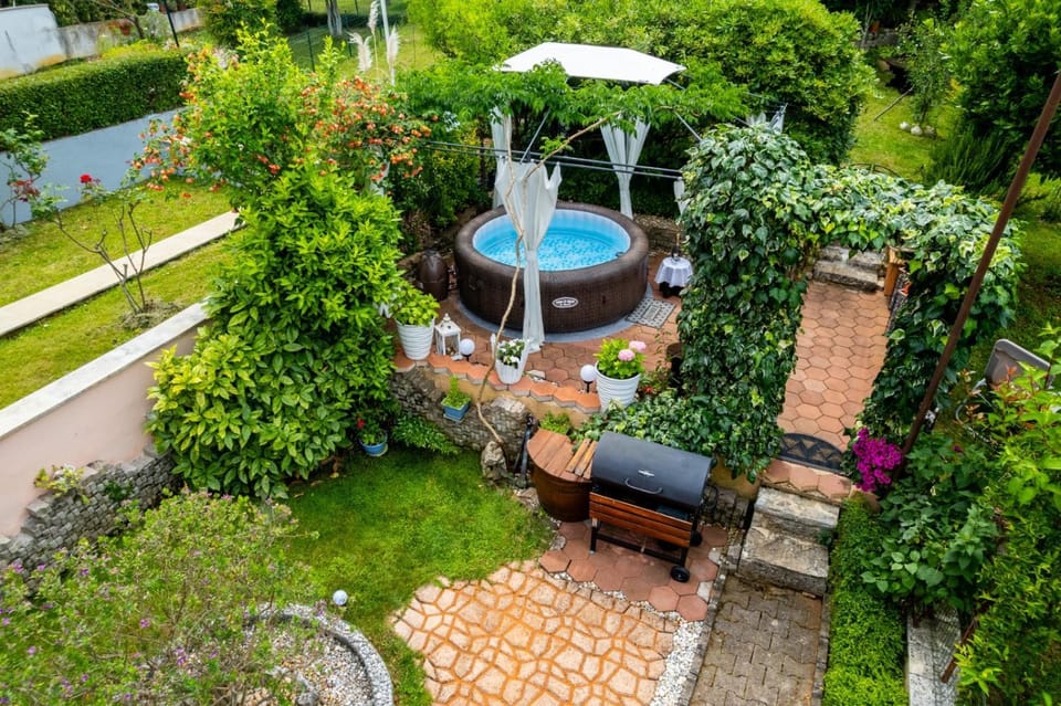 Garden, Hot Tub, Garden view
