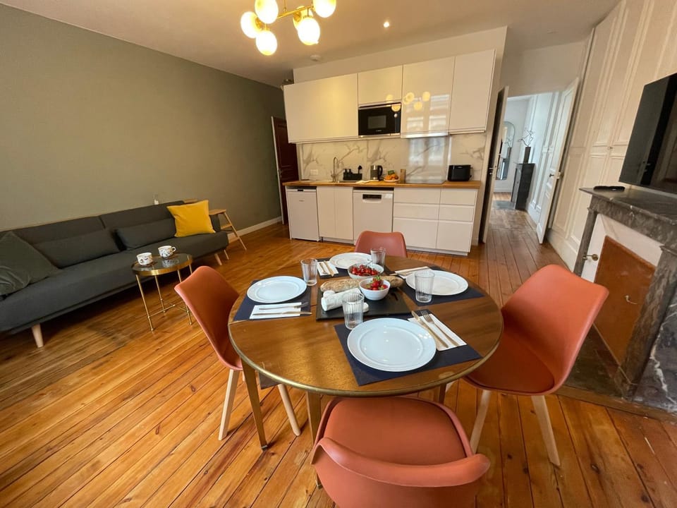 Communal lounge/ TV room, TV and multimedia, Kitchen or kitchenette, Seating area, Dining area