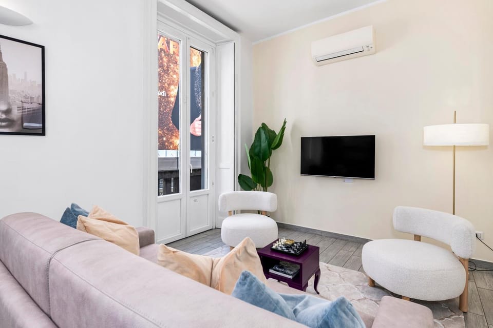 TV and multimedia, Living room, Seating area, air conditioner