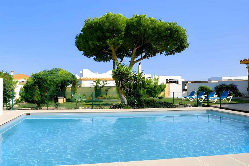 Chalet con piscina privada y zona de barbacoa cerca del pueblo Chalet in La Janda