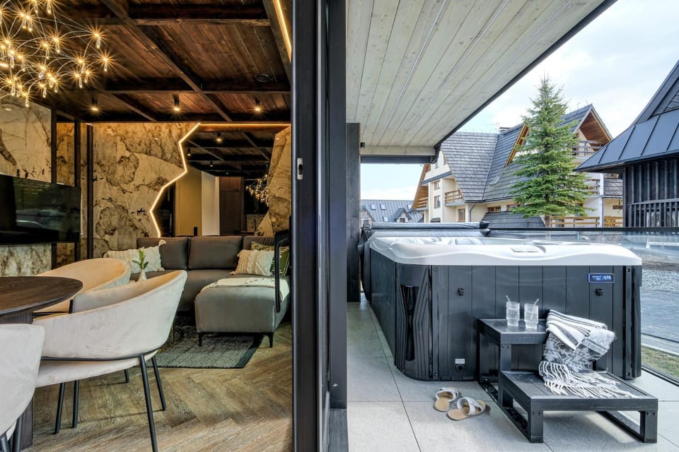 Patio, Day, Hot Tub, TV and multimedia, Living room, Seating area
