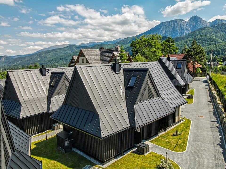 Property building, Day, Neighbourhood, Natural landscape, Mountain view