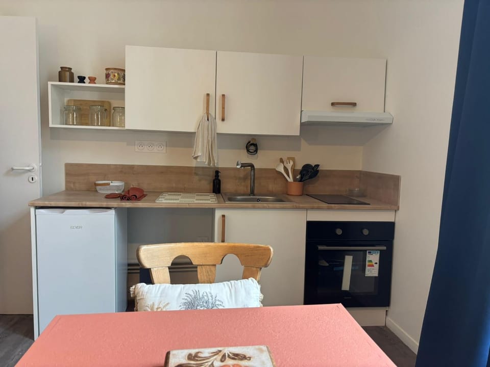 Kitchen or kitchenette, Dining area, stove