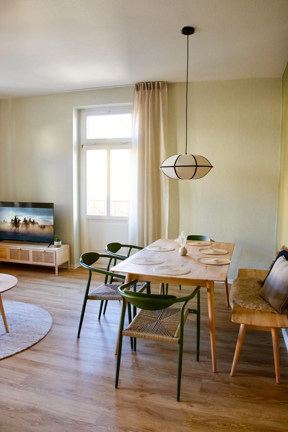 TV and multimedia, Living room, Seating area, Dining area