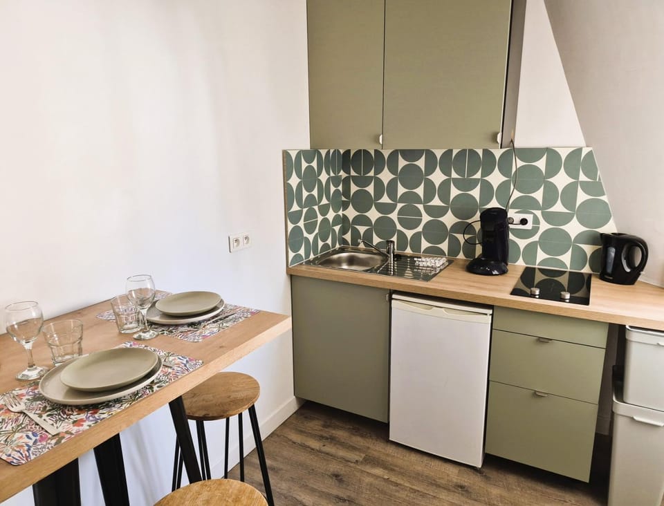 Kitchen or kitchenette, Dining area, stove