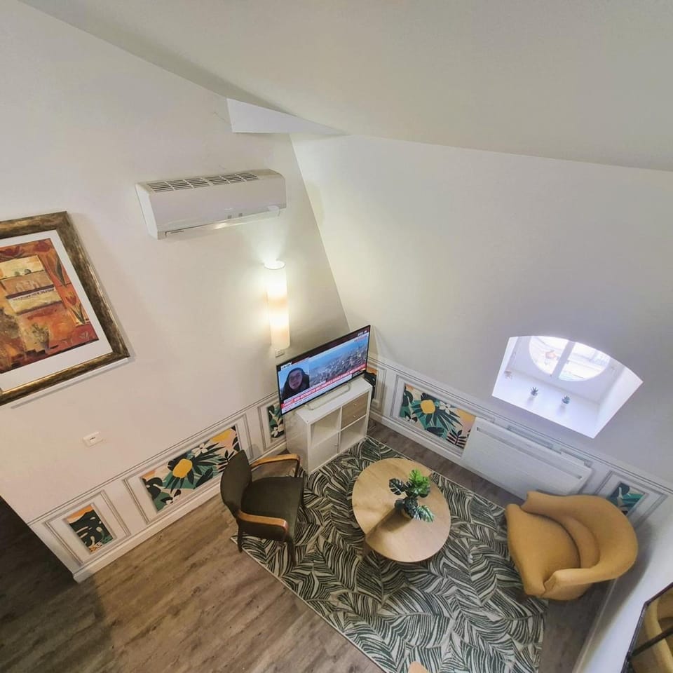TV and multimedia, Seating area, air conditioner