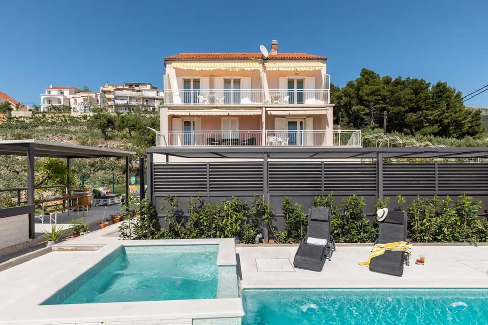 Property building, Day, View (from property/room), Balcony/Terrace, Pool view, Swimming pool, Swimming pool, sunbed
