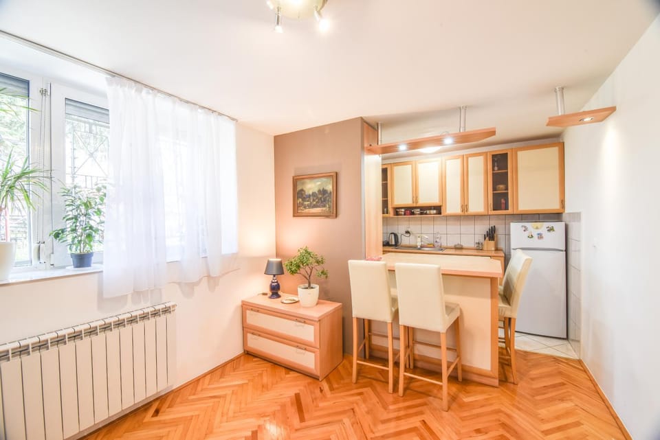 Dining area, minibar, oven, stove